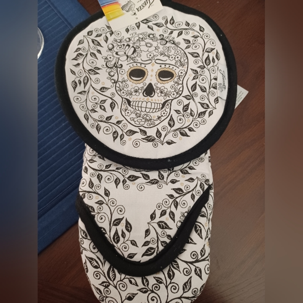 FIESTA Skull & Vine Puppet Mitt And Pot Holder Set-NEW